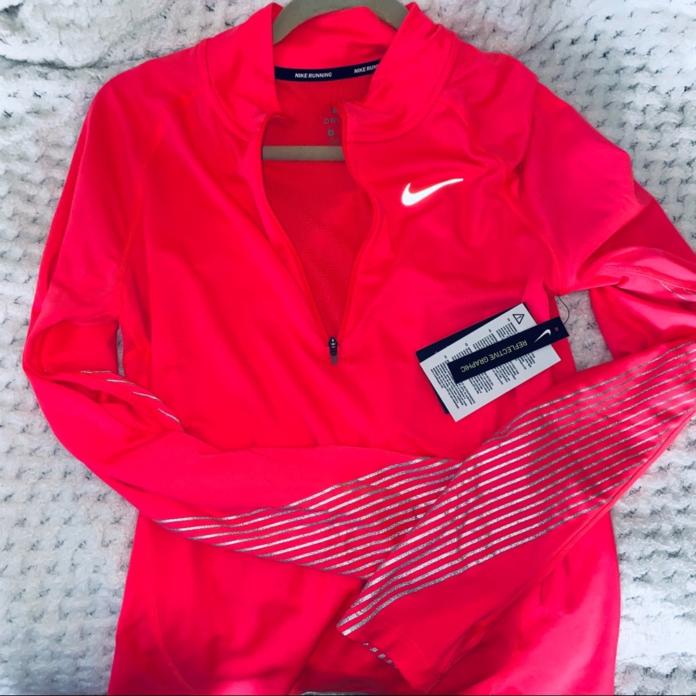 ✨NWT NIKE WORKOUT TOP✨